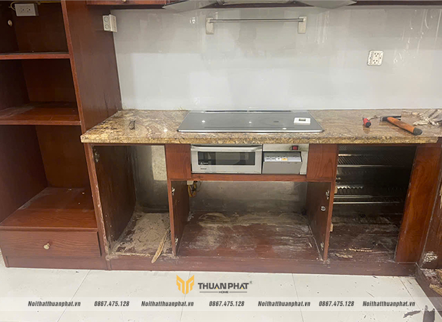 tủ bếp gỗ tự nhiên sau 10 năm sử dụng bị mối mọt